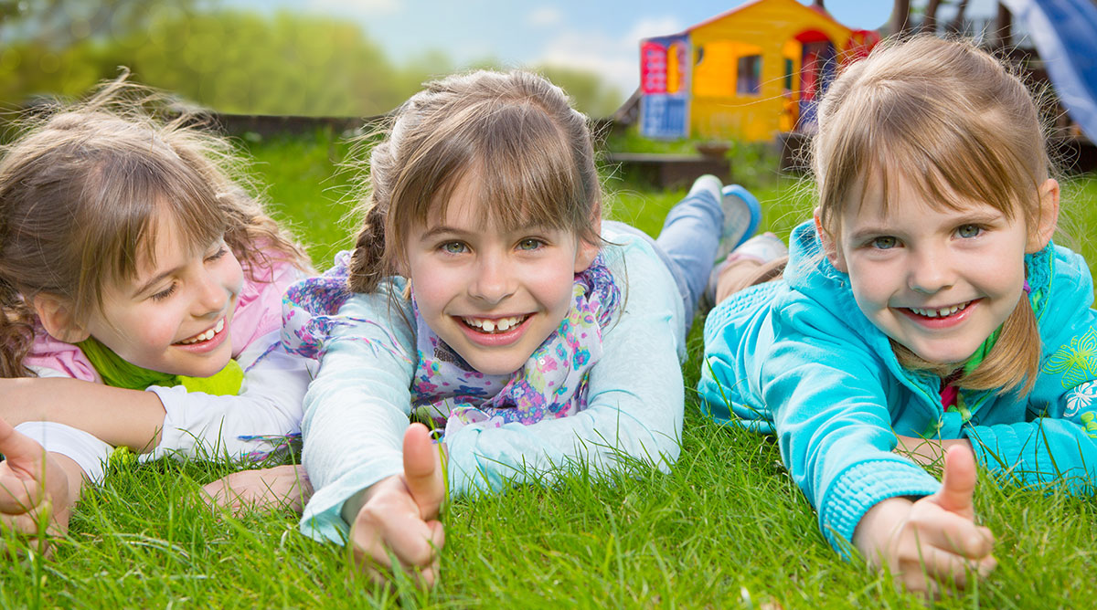 Kinder Lachen in der  Kieferorthopädie Dres. Holzner